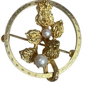 Vintage gold flower bud pearl circular brooch